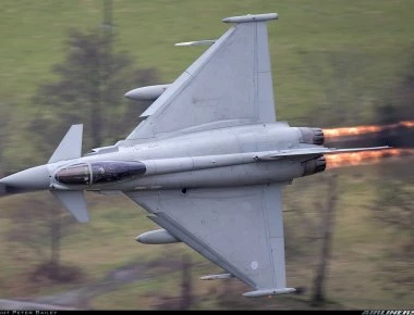 Στο πιλοτήριο του Eurofighter Typhoon μέσα στο mach loop (βίντεο)